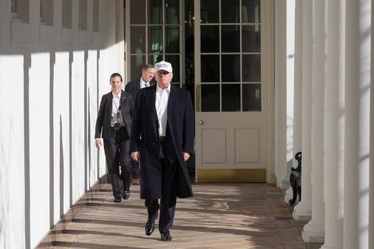 Presiden AS Donald Trump berjalan di lorong West Wing, Gedung Putih. (Foto Resmi Gedung Putih via Telegraph)