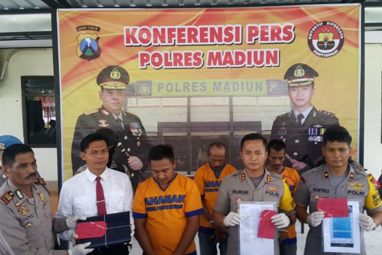 Kapolres Madiun, AKBP Ruruh Wicaksono bersama Kasat Reskrim, AKP Logos Bintoro menunjukkan tersangka JS yang mengaku sebagai anggota Intel Polres Pacitan hingga memperdayai tiga korban.  Tersangka JS ditangkap setelah seorang guru melaporkan aksi penipuannya.