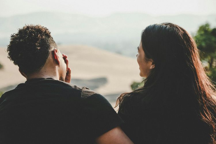 Punya pasangan yang hemat belum tentu pelit. Kenali tanda green flag keuangan yang menandakan dia bisa jadi partner jangka panjang.
