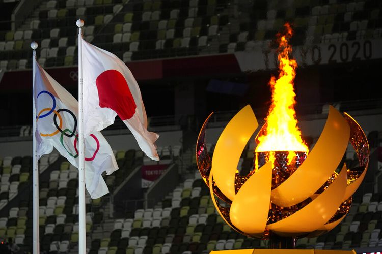 Api Olimpiade menyala saat upacara pembukaan di Stadion Olimpiade pada Olimpiade Musim Panas 2020, Jumat, 23 Juli 2021, di Tokyo, Jepang.