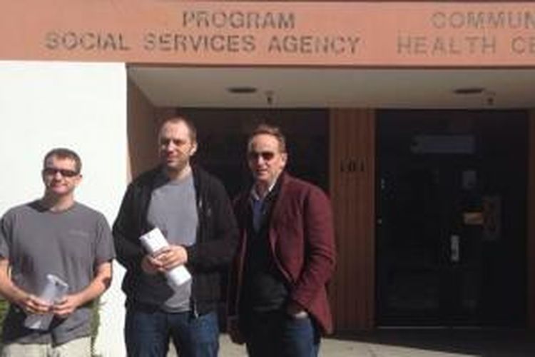 Brian Acton (kiri), Jan Koum (tengah) dan Jim Goetz dari Sequoia Capital berfoto di depan bekas kantor Dinas Sosial North County usai meneken perjanjian dengan Facebook