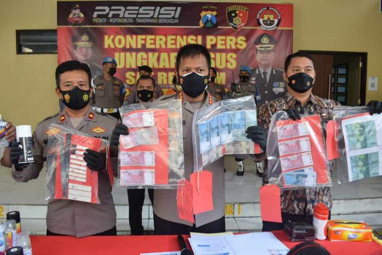 Kapolresta Sidoarjo Kombes Pol Kusumo Wahyu Bintoro Saat Mengungkap Pelaku Peredaran Upal, Jumat (18/3/2022).