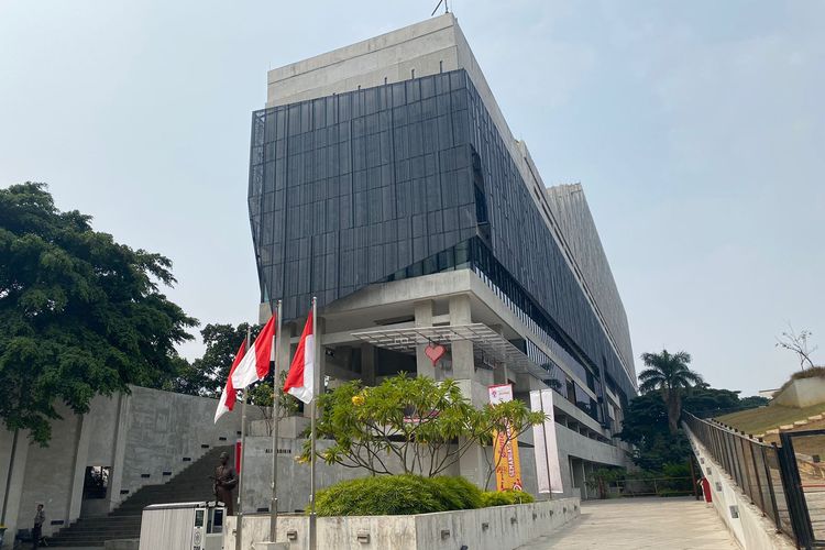 Tampak depan bangunan Perpustakaan Jakarta di Taman Ismail Marzuki (TIM), Cikini, Menteng, Jakarta Pusat. 