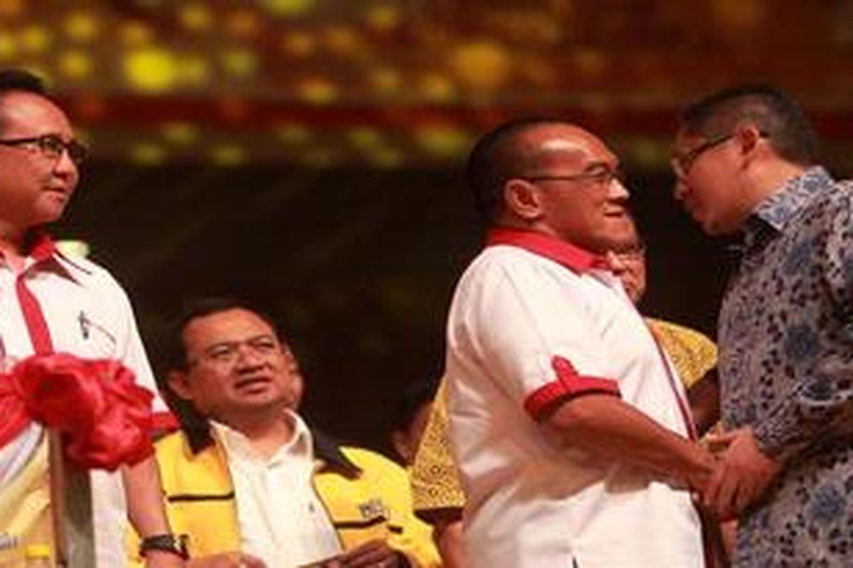 Deklarasi Capres - Ketua Umum Partai Golkar Aburizal Bakrie usai menyampaikan pidato politiknya dalam acara Deklarasi Calon Presiden dari Partai Golkar di Sentul International Convention Center, Sentul, Bogor (1/7/2012), berjabat tangan dengan Ketua Umum Partai Demokrat Anas Urbaningrum (kanan). Ical maju sebagai capres dari Partai Glkar berdasarkan keputusan Rapat Pimpinan Nasional ke-3 Partai Golkar beberapa waktu yang lalu.