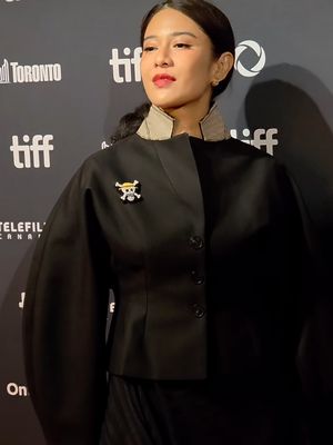 Dian Sastro hadir di TIFF 2025 untuk film The Fox King. Gaya elegannya mencuri perhatian, terutama saat memakai pin bajak laut One Piece.
