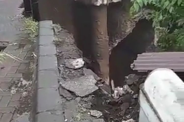 Dari postingan video dari akun Instagram @info_malang terlihat akses Jembatan Lembah Dieng, Kota Malang, Jawa Timur ditutup total setelah ambrol tergerus longsor tadi sore (5/4/2022). 