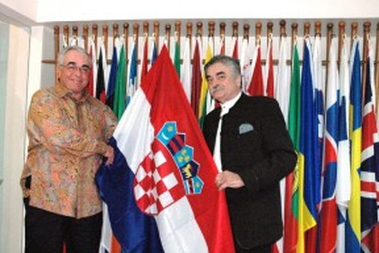Duta Besar Uni Eropa untuk Indonesia, Julian Wilson (kiri) dan Duta Besar Kroasia untuk Indonesia, Zeljko Cimbur (kanan) meletakkan bendera Kroasia berdampingan dengan bendera 27 negara anggota UE lainnya.