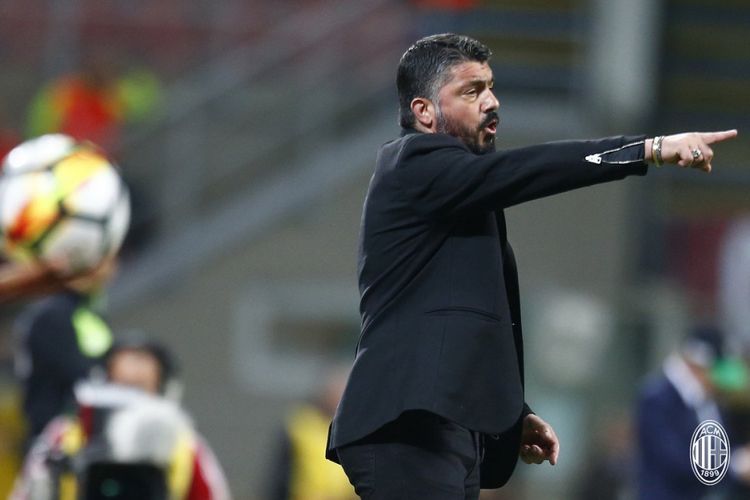 Pelatih AC Milan, Gennaro Gattuso, saat sedang memberikan instruksi kepada anak asuhnya saat melawan Sassuolo pada lanjutan Liga Italia, di San Siro, Minggu (8/4/2018).