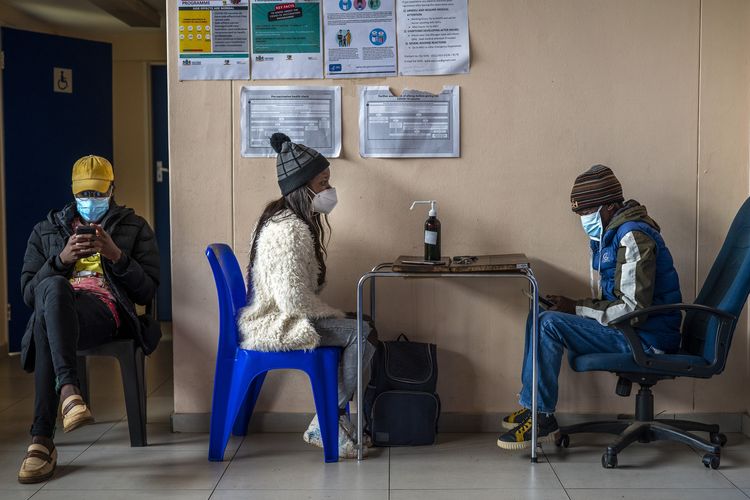 Suasana pendaftaran vaksinasi Covid-19 di rumah sakit Baragwanath, Soweto, Afrika Selatan, Senin (13/12/2021).