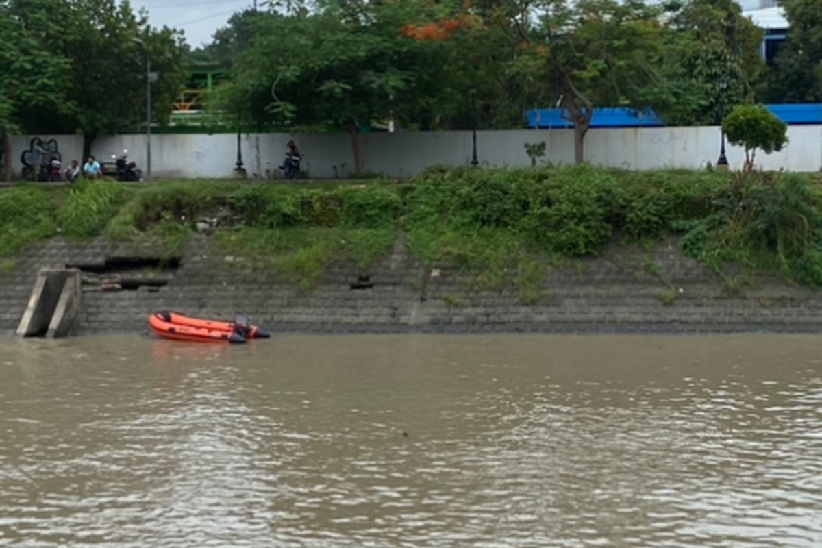 Lokasi diduga pria tercebur di Kali Jagir, Surabaya, Kamis (30/1/2025).