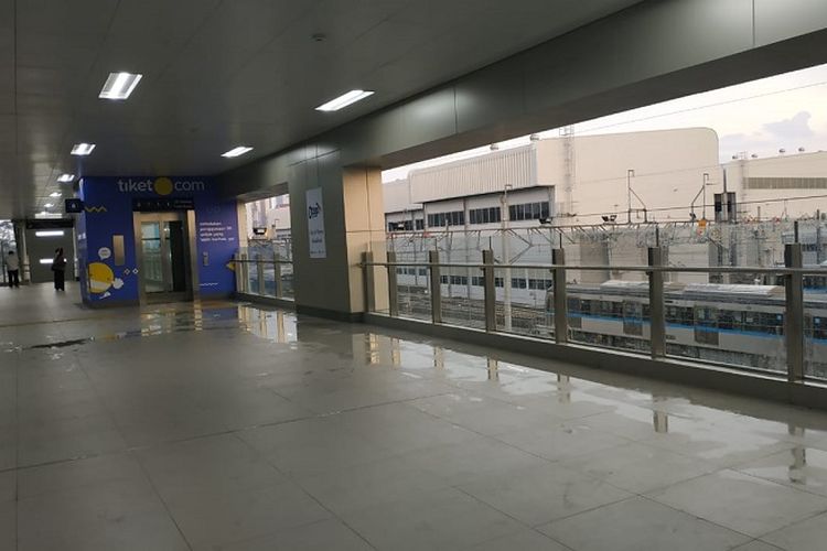 Tempias air hujan masuk ke Stasiun MRT Lebak Bulus, Jakarta Selatan, Senin (1/4/2019). 