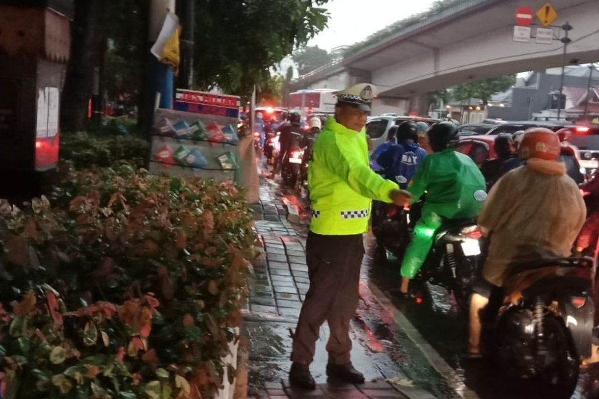 Jakarta Diguyur Hujan, Jalan Letjen Suprapto Macet Pagi Ini