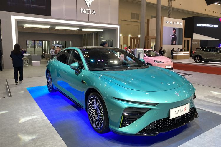 Spesifikasi Neta S, mobil listrik sport asal China dengan jarak tempuh 1.100 kilometer dan harga sekitar Rp 762 juta. Melantai di GIIAS 2023