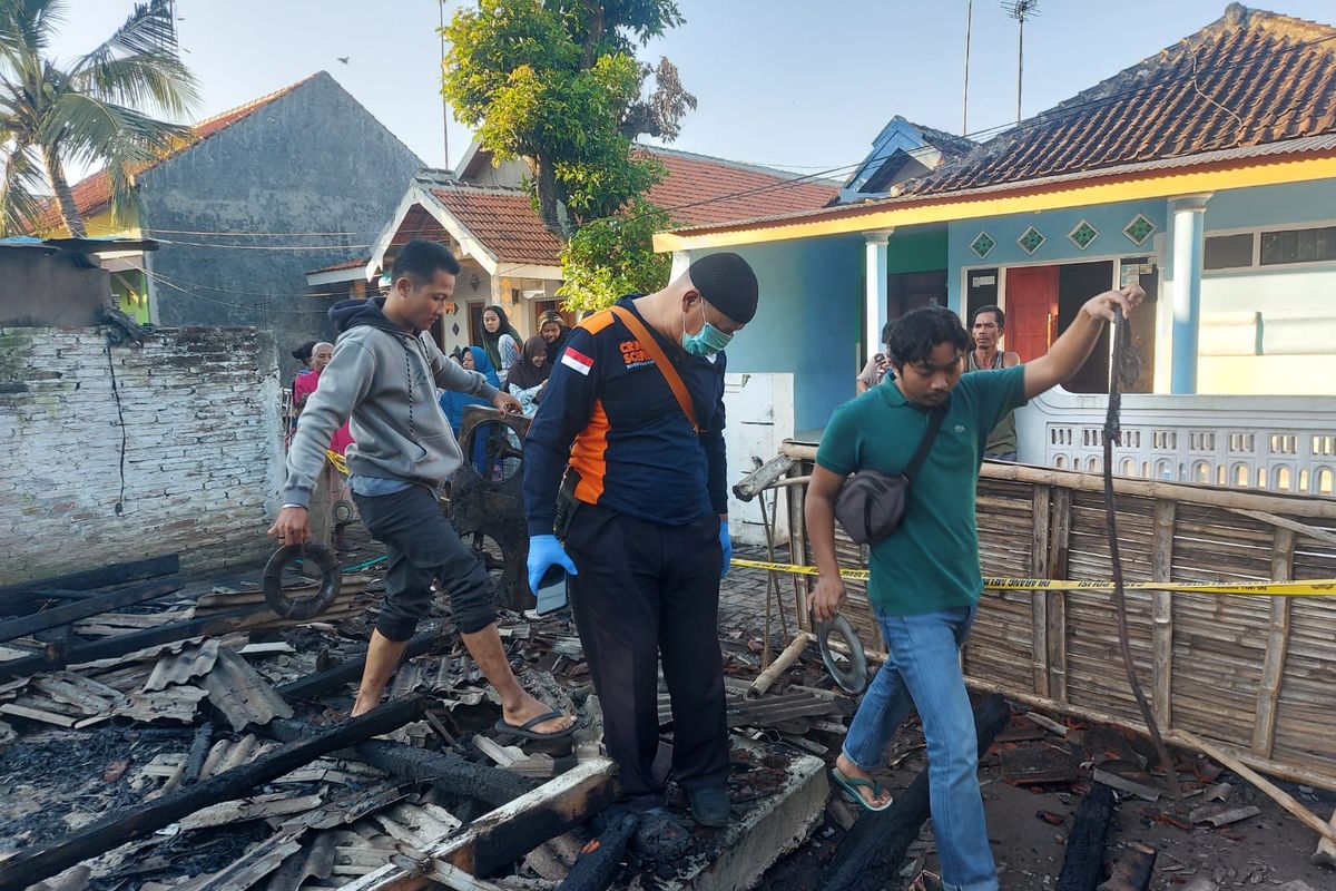 Sisa reruntuhan rumah SS yang terbakar.