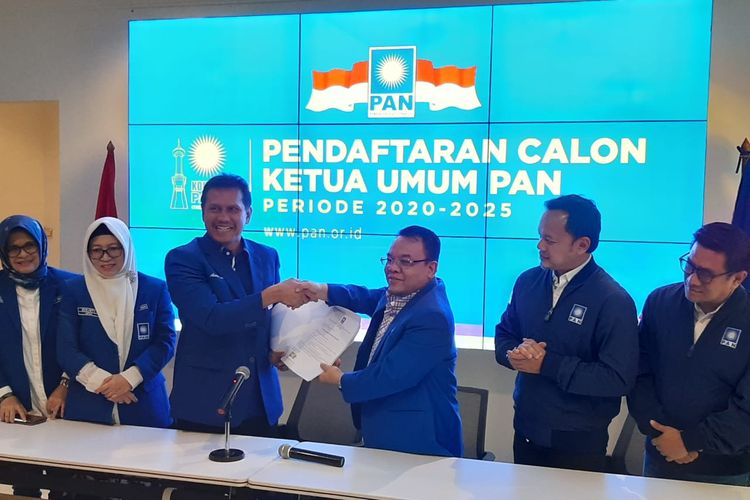 Asman Abnur mendaftarkan diri sebagai bakal calon Ketua Umum PAN 2020-20205 di Sekretariat DPP PAN di Jl Daksa I, Kebayoran Baru, Jakarta, Sabtu (8/2/2020).