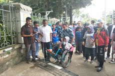 Anies Bantu Pengguna Kursi Roda Susuri Rintangan di Trotoar Thamrin 