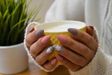 6 Tips agar Nail Art Tahan Lama, Jangan Berenang