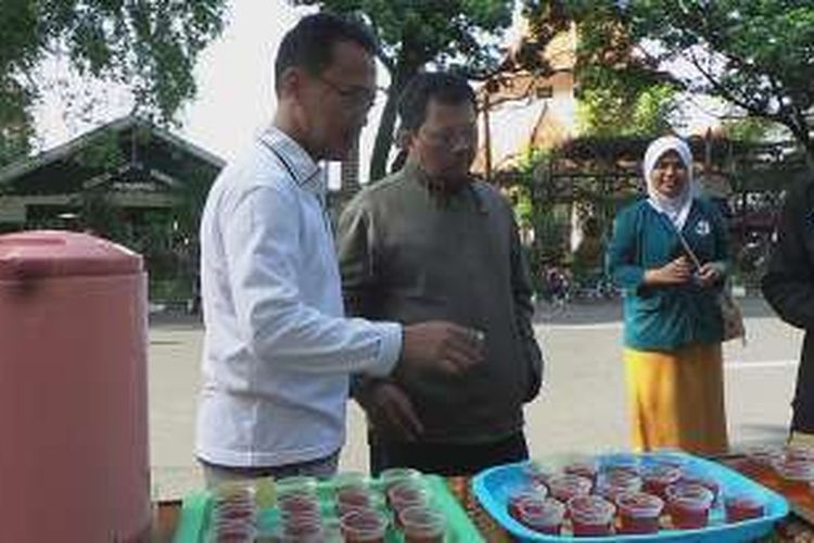 Warga menikmati jamu gratis saat Hari Kesehatan Nasional di Jalan Slamet Riyadi Solo, Minggu (13/11/2016). 