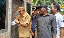 Pj Bupati PPU Pasang Stiker Khusus di Rumah-rumah Warga Penerima BPJS Ketenagakerjaan