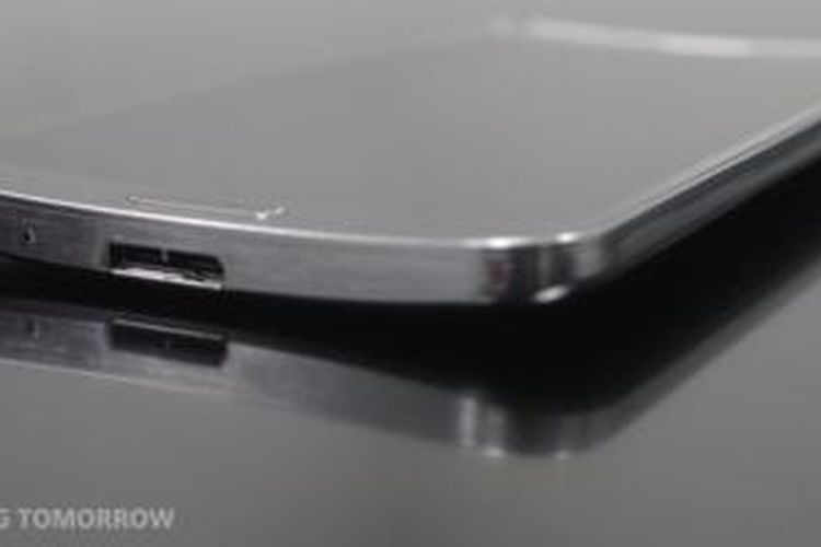 Samsung Galaxy Round memiliki layar yang melengkung pada sumbu vertikal