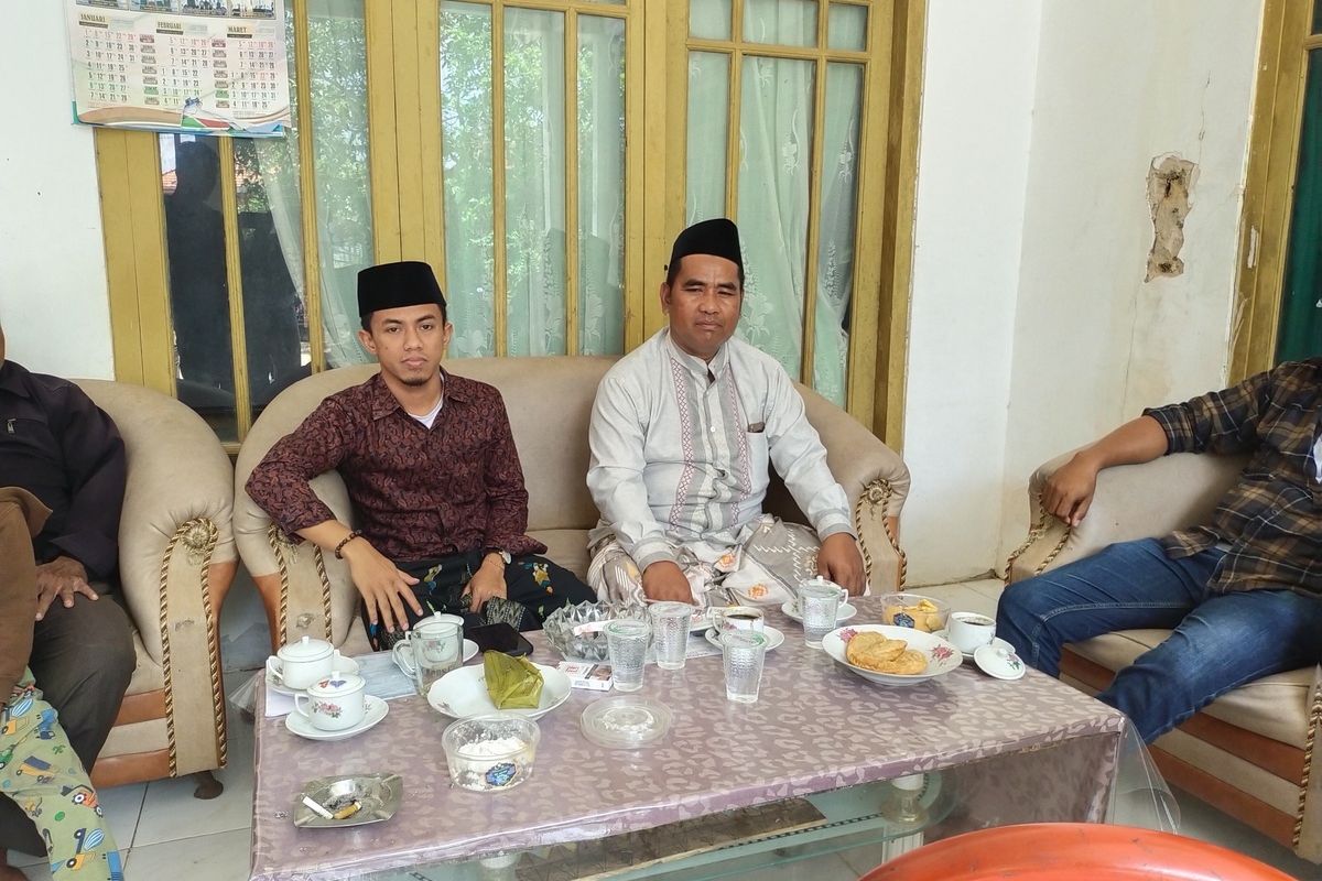 Moh Nasib dan Kepala Desa Buluk Agung saat menyampaikan keluh kesahnya atas duka putranya BT (16), di rumah duka Desa Buluk Agung, Kamis (9/3/2023).