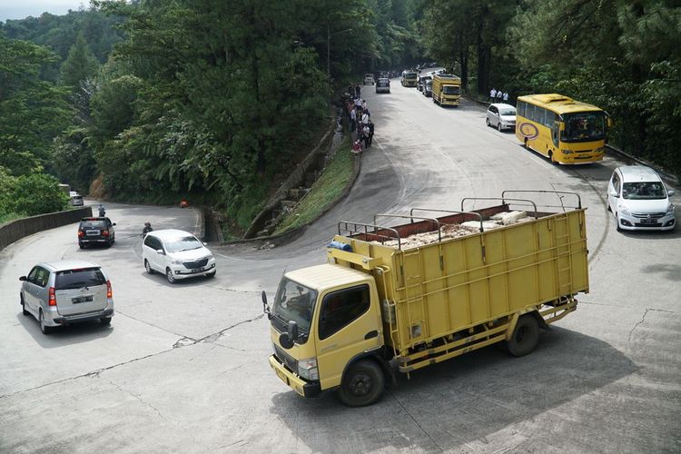 Sejumlah kendaraan melintas di tikungan Panorama I Sitinjau Lauik, jalan nasional Padang-Solok, di Kecamatan Lubuk Kilangan, Kota Padang, Sumatera Barat, Kamis (8/4/2021). 