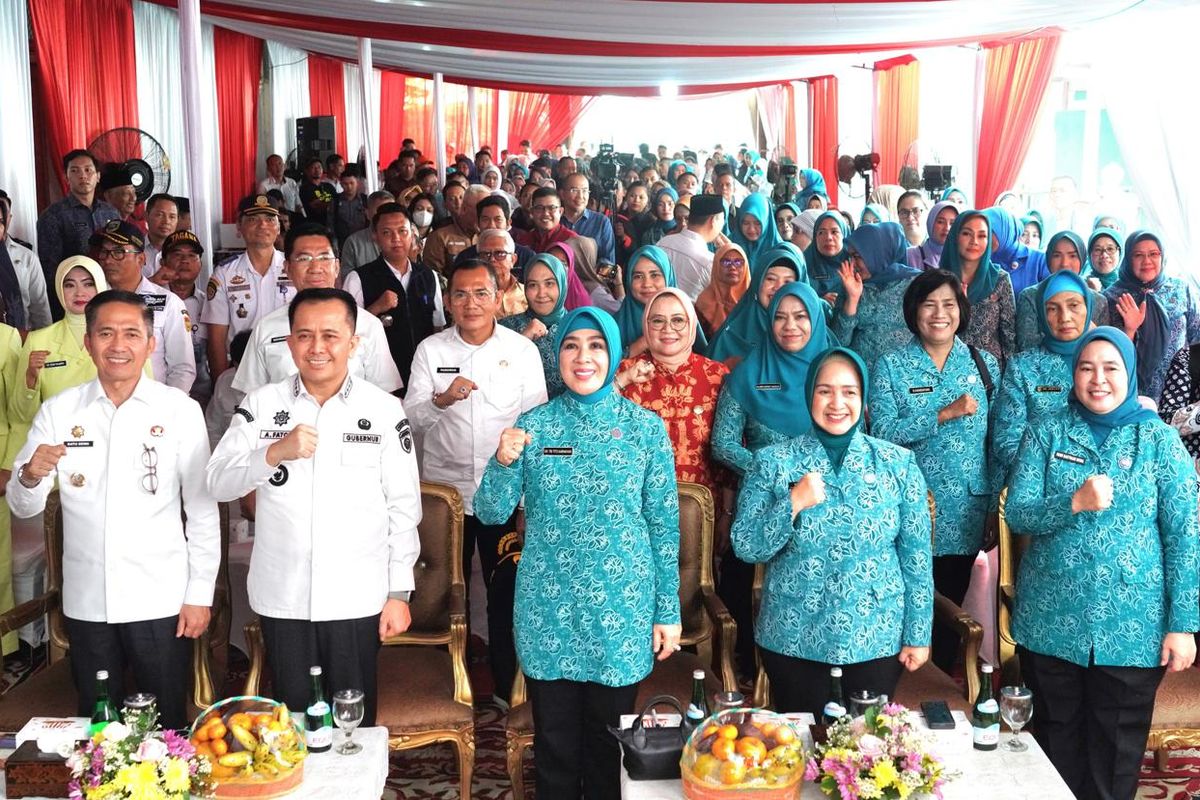 Ketua Umum TP PKK Pusat Tri Tito Karnavian bersama TP PKK Provinsi Sumsel dalam acara peluncuran tiga Gerakan Serentak pada Rabu (21/2/2024).