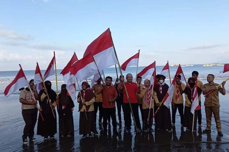 Kolaborasi komunitas 77 dan CIKO Manggarai Timur, NTT mengibarkan 77 bendera merah putih di pantai Dermaga Borong, Selasa, (16/8/2022). (DOK-BONIFASIUS HASUDUNGAN)