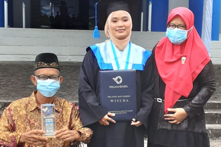 Ayah mahasiswi Polman Babel, Hamsir menghadiri wisuda anaknya dengan menggunakan kursi roda bersama saudaranya.