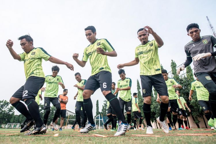 Para pemain Persebaya menjalani sesi latihan di Lapangan Polda Jatim, Jumat (11/1/2019).