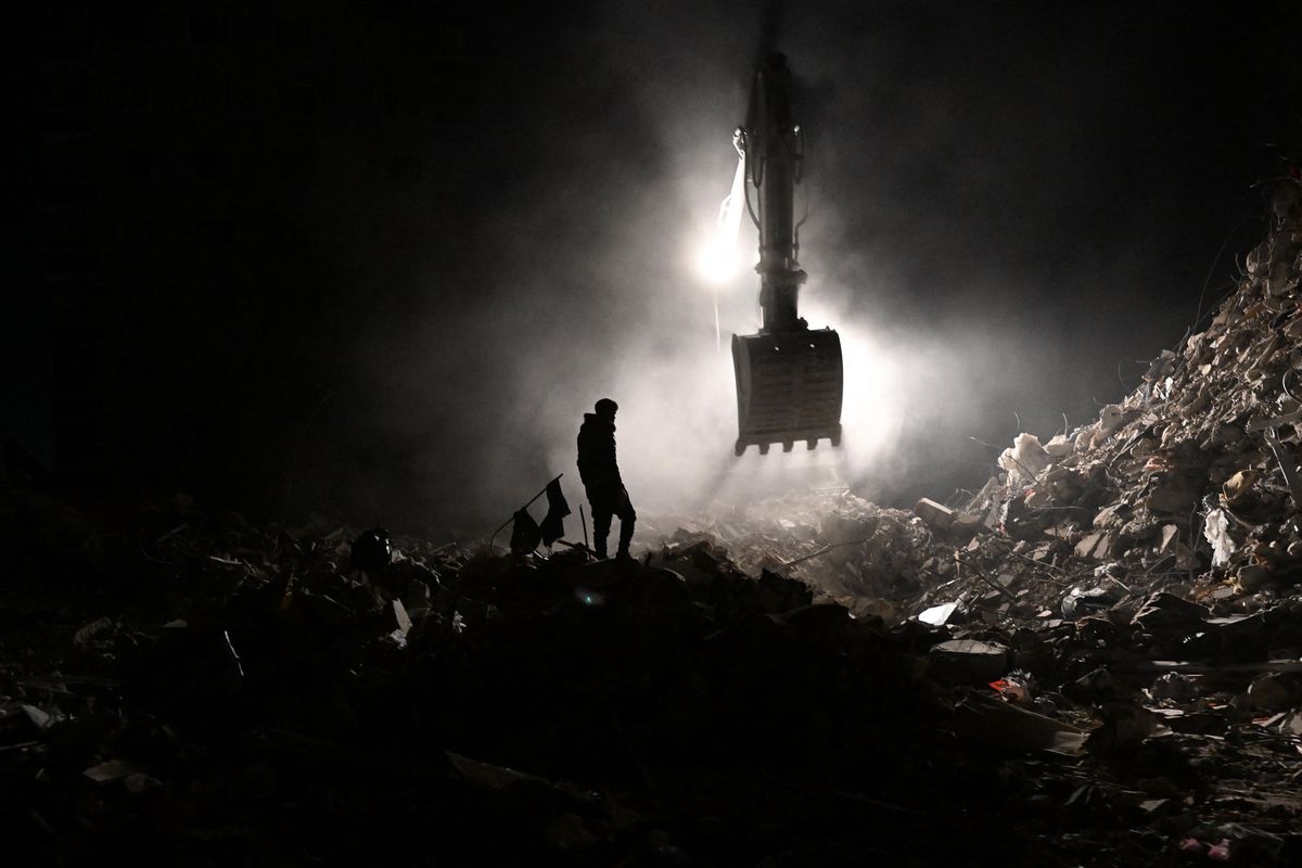 Seorang penduduk menyusuri puing bangunan yang runtuh di Hatay, Turkiye, pada Selasa (14/2/2023), lewat sepekan sejak gempa berkekuatan Magnitudo 7,8 meluluhlantakkan Turkiye dan Suriah pada Senin (6/2/2023). 