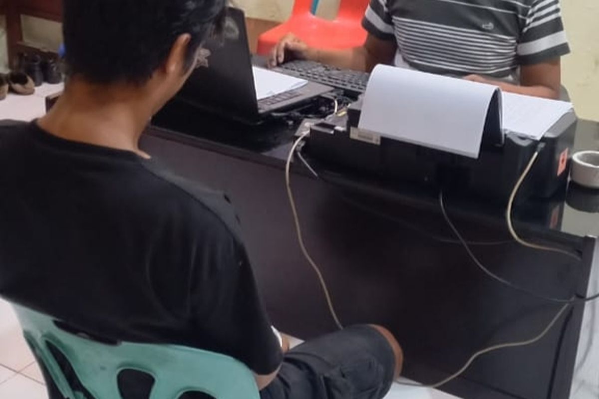 Penyidik Polsek Batang Kuis, mengintrogasi pria inisial MU (33) karena mencuri emas milik mahasiswi bernama Alika Arini (21) di indekost Desa Tumpatan Nibung, Kecamatan Batang Kuis, Kabupaten Deli Serdang, Sumatera Utara. Dari aksi pelaku total emas korban seberat 10,9 gram raib.