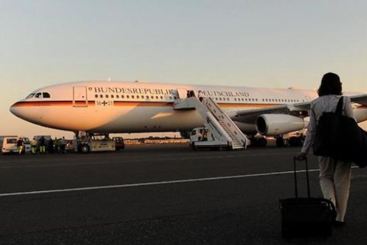 Sebuah pesawat kenegaraan Jerman yang biasa digunakan Kanselir Angela Merkel untuk melakukan kunjungan kerja diparkir di Bandara Tegel, Berlin.