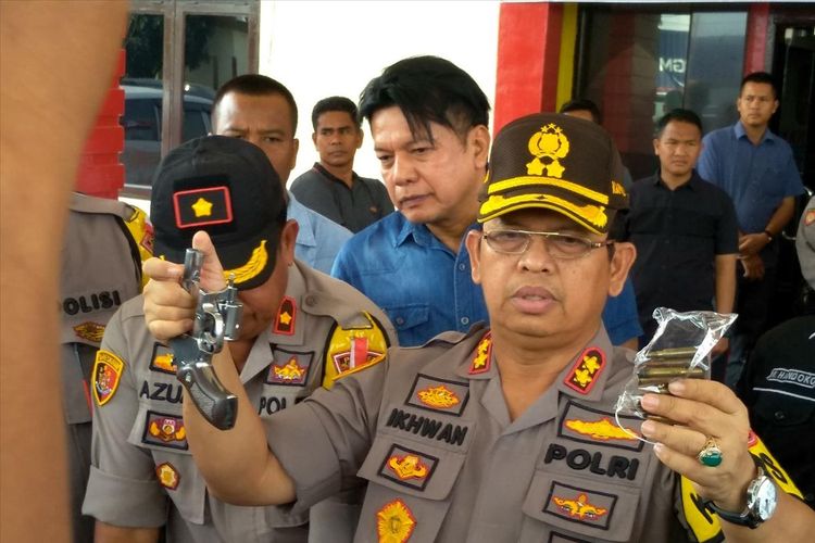 Kapolres Pelabuhan Belawan AKBP Ikhwan Lubis menunjukkan senjata api rakitan jenis revolver yang digunakan komplotan pencuri mobil pick up Misdi cs.