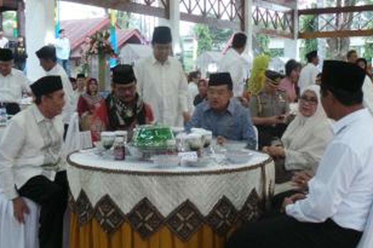 Wakil Presiden Jusuf Kalla menghadiri buka puasa warga Sulsel di TMII, Jakarta, Kamis (25/6/2015)