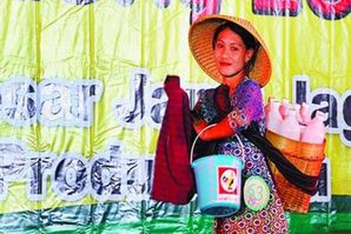 Peserta yang mengikuti pemilihan Ratu Jamu Gendong Indonesia 2009 di Taman Mini Indonesia Indah, Jakarta, beraksi di panggung, Minggu (25/10). Kegiatan yang diselenggarakan PT Jamu Jago ini diikuti 500 penjual jamu gendong dari sejumlah daerah di Pulau Jawa. 