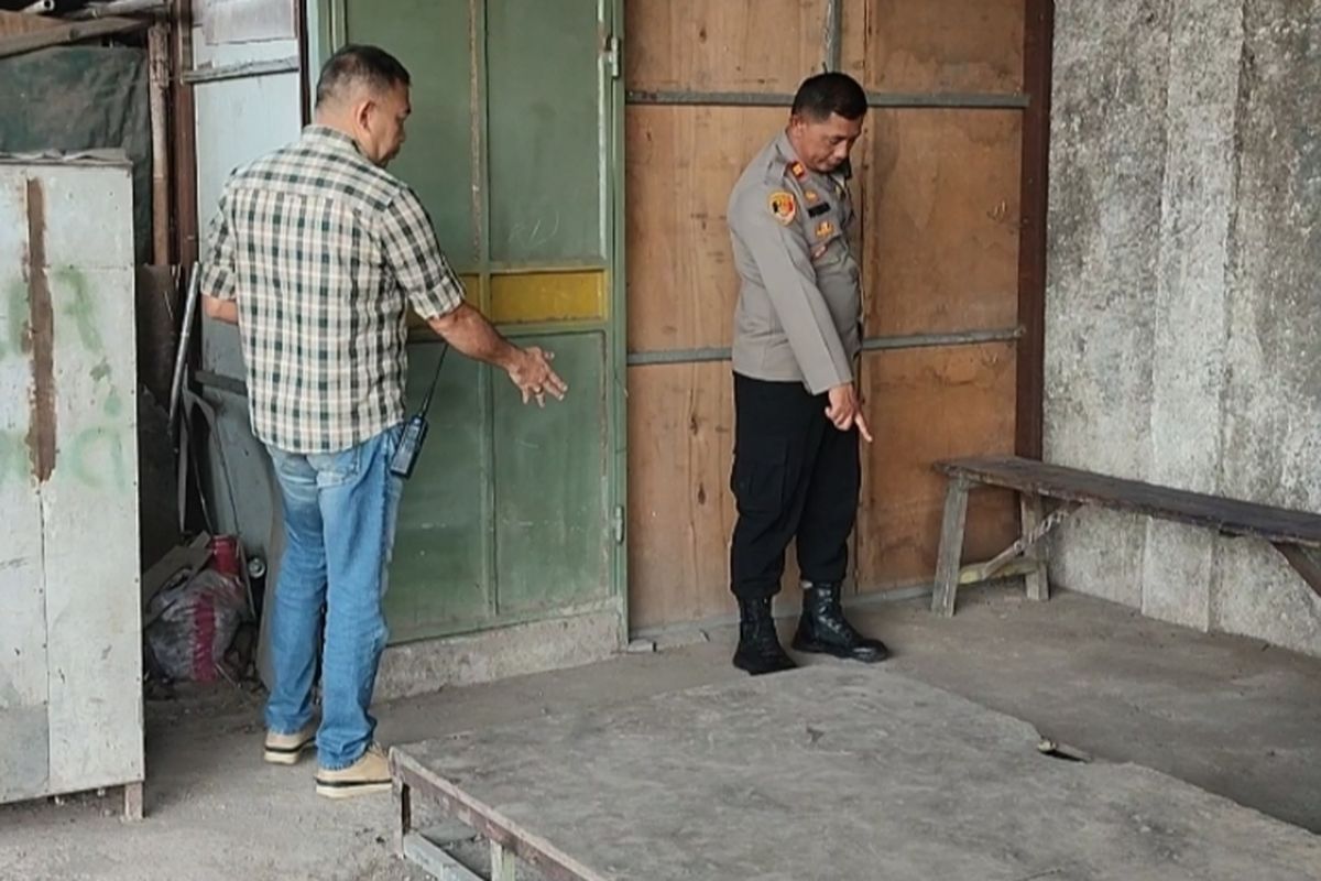 Lokasi penemuan bayi di Bengkel Las di Jalur Utama Pantura Kecamatan Lemahwungkuk Kota Cirebon, Jawa Barat, Kamis (31/8/2023)