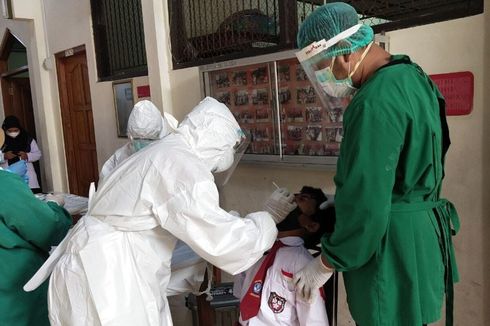 Guru Sering Tak Pakai Masker, Seluruh Orang SD Ini Di-Swab Mendadak 