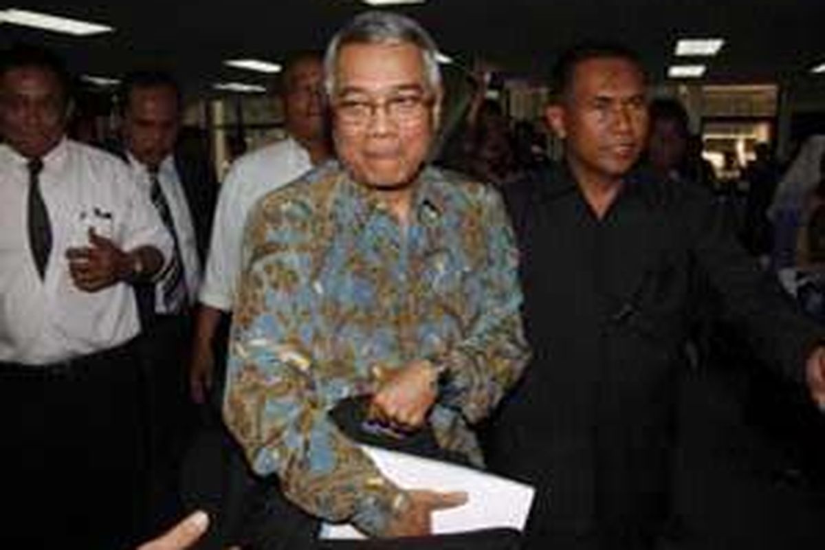 Mantan Gubernur BI, Soedrajat Djiwandono (depan) meninggalkan ruang sidang di Pengadilan Tipikor, Jakarta, Senin (21/7), usai menjadi saksi pada persidangan dengan terdakwa mantan Direktur Biro Hukum BI, Oey Hoey Tiong dan mantan Kepala Biro BI Surabaya, Rusli Simanjuntak terkait kasus penggunaan dana Yayasan Pengembangan Perbankan Indonesia.