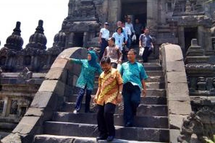 Dirjen Kebudayaan Kacung Maridjan setelah mengecek kondisi bagian dalam Candi Siwa.