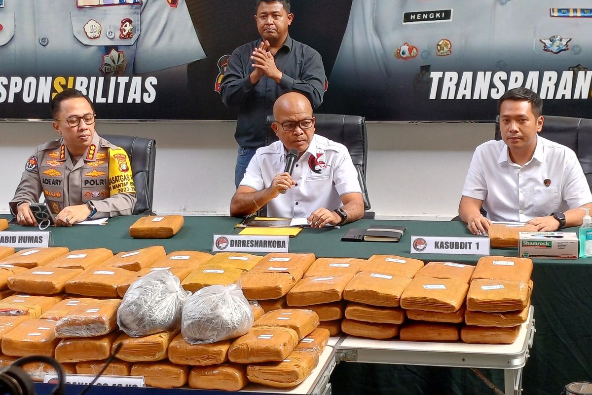 Direktur Reserse Narkoba (Dirresnarkoba) Polda Metro Jaya Kombes (Pol) Hengki (tengah) saat menunjukkan barang bukti ganja seberat 73 kilogram di Mapolda Metro Jaya, Senin (10/6/2024).