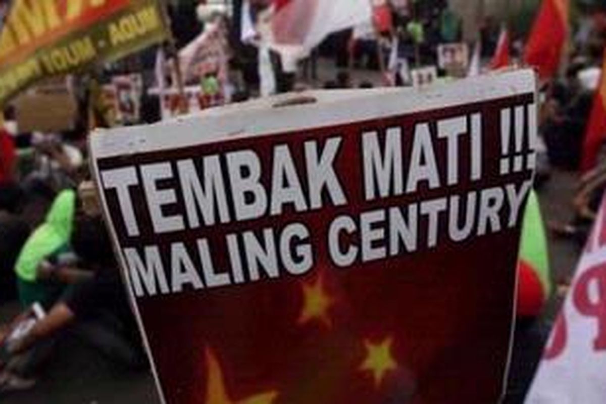 Ilustrasi: Sejumlah warga berunjuk rasa di depan Gedung DPR, Jakarta, Rabu (16/12/2010). Mereka meminta anggota DPR yang terlibat dalam pansus Century untuk serius membongkar skandal kasus Bank Century. 