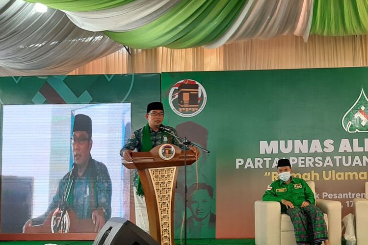 Gubernur Jawa Barat Ridwan Kamil mengisi acara Musyawarah Nasional (Munas) Alim Ulama Partai Persatuan Pembangunan (PPP) di Pondok Pesantren Fadhlul Fadhlan Semarang, Jawa Tengah, Minggu (17/10/2021).