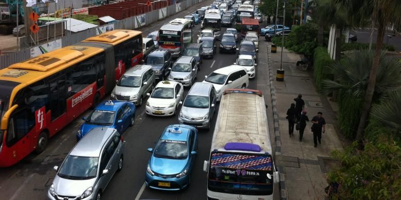 Jalan MH Thamrin terpantau macet pada Senin (22/12/2014) siang. 