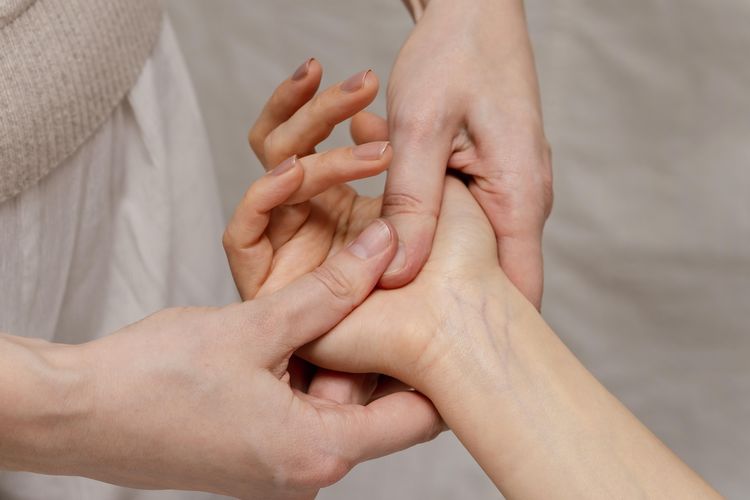 Ada teknik self-healing kuno dari Jepang untuk membantu melancarkan peredaran energi dalam tubuh yaitu Jin Shin Jyutsu.