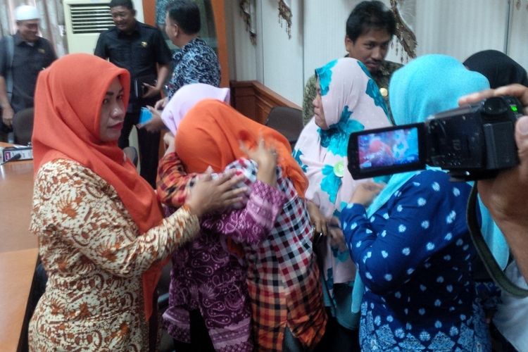 Sejumlah guru PAUD di Nunukan menangis terharu setwelah mwendapat kepastian tunjangan transportasi 2016 selama 9 bulan yang belum dibayarkan pwemkab akan diusahakan masuk dalam APBD Perubahan. 