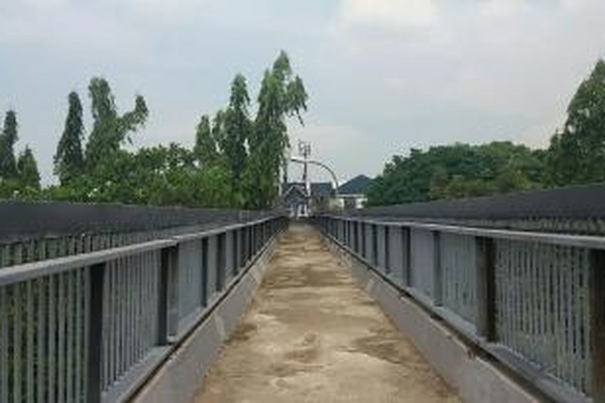 Kondisi Jembatan Penyeberangan Orang (JPO) depan ruko III Plaza Pondok Indah, Kebayoran Lama, Jakarta Selatan yang lengang pada Kamis (26/11/2015)