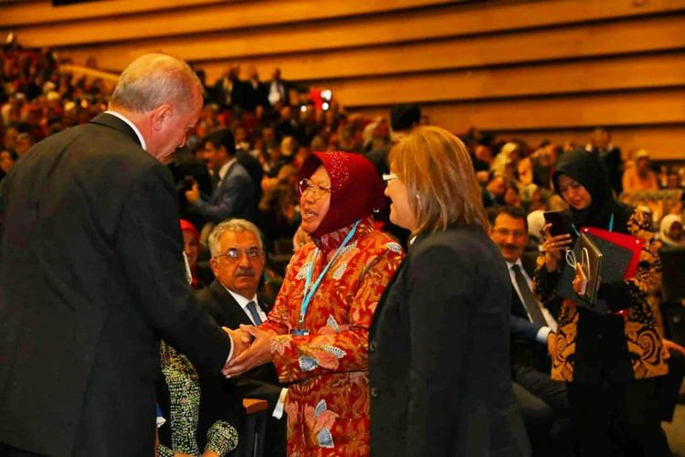 Wali Kota Surabaya Tri Rismaharini berjabat tangan dengan Presiden Turki Recep Tayyip Erdogan pada saat menghadiri International Forum of Women in Local Governments yang berlangsung pada 11-12 Desember 2019 di ATO Congresium, Ankara, Turki.