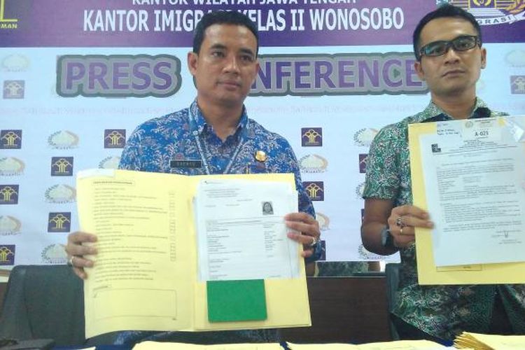 Kepala Kantor Imigrasi Wonosobo Soeryo Tarto Kisdoyo menunjukkan beberapa dokumen paspor yang ditolak di Wonosobo Jawa Tengah, Sabtu (25/2/2017).