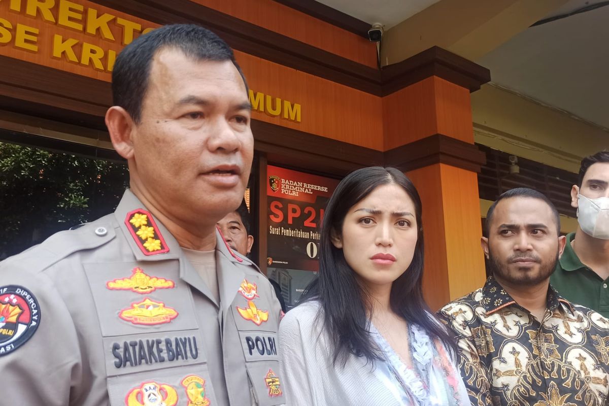 Kabid Humas Polda Bali Kombes Stefanus Satake Bayu Setianto (kiri) mendampingi Jessica Iskandar (tengah) dan kuasa hukumnya Rolland (kanan) usai diperiksa terkait objek perkara kasus penipuan dan penggelapan berupa Mobil Toyota Alphard di Mapolda Bali pada Jumat (16/9/2022). Kompas.com/ Yohanes Valdi Seriang Ginta